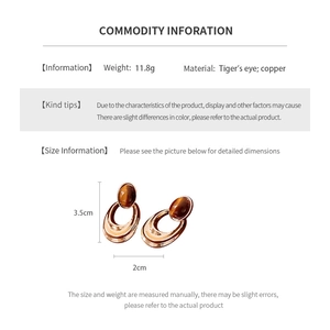 Detailed size specifications of tiger's eye oval earrings with 3.5cm height and 2cm width
