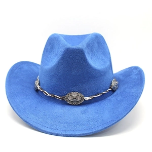 Détail d'un chapeau de cowboy en daim bleu roi avec cordon tressé et conchos en métal argenté