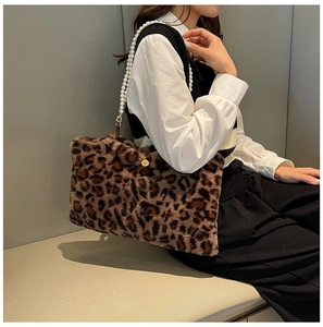 Detail of leopard print faux fur tote bag with elegant white pearl strap and magnetic clasp