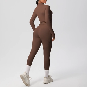 Détail d'un ensemble de yoga marron moka avec legging taille haute et haut à manches longues
