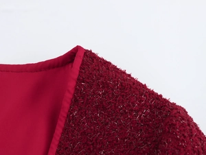 Détail du col et de l'épaule en tweed bordeaux avec tissu en laine texturé de qualité