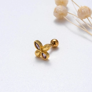 Dettaglio macro dell'orecchino a fiore dorato con gemme viola e chiusura a vite