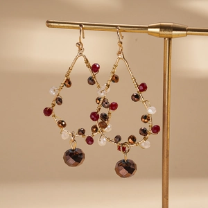 Boucles d'oreilles ethniques goutte d'eau avec fil d'or et perles de cristal facettées