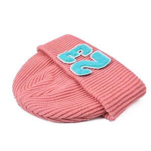 Primer plano de gorro rosa con parche bordado de chenilla azul con el número 23