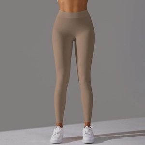 Détail de la taille haute sans couture et du tissu extensible des leggings de yoga kaki