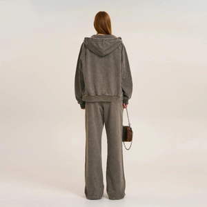 Vista posteriore del set felpa con cappuccio e pantaloni larghi in cotone grigio lavato