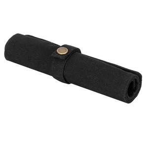Schwarze Canvas-Uhrenrolle mit Messing-Druckknopfverschluss im zylindrischen Rollzustand