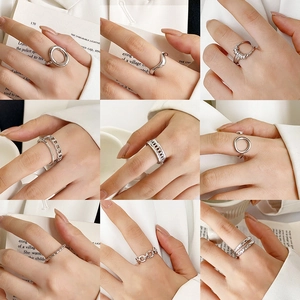 Set de anillos minimalistas ajustables de acero inoxidable plateado para mujer en blanco