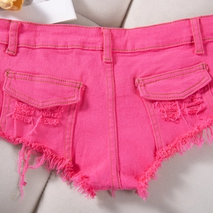 Dettaglio di pantaloncini di jeans rosa con bordi sfrangiati e grandi tasche sul retro