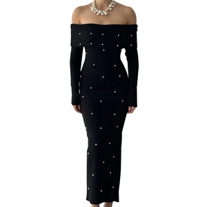Robe longue noire chic à épaules dénudées avec manches longues et ornements en perles blanches