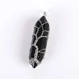Colgante de piedra negra hexagonal con diseño Árbol de la Vida en hilo plateado
