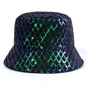 Gros plan détaillé des paillettes dégradées avec motif de losanges sur le chapeau noir
