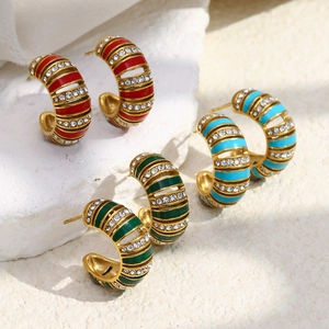 Détail de boucles d'oreilles dorées en C avec émail rouge, vert, bleu et cristaux