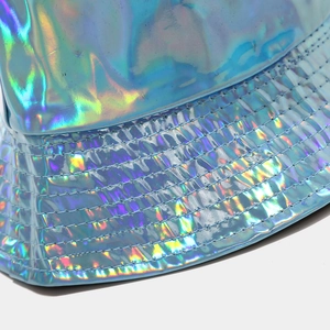 Détail du bob holographique bleu avec éclat métallique et coutures parallèles précises