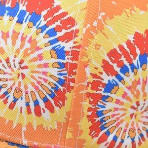 Gros plan détaillé du tissu en sergé de coton avec motifs graffiti colorés et double couture