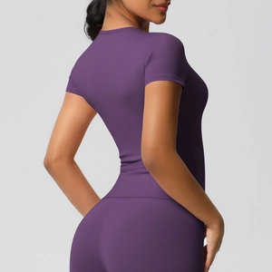 Détail de la vue arrière d'un ensemble de yoga violet en tissu extensible respirant