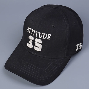 Gros plan de la broderie blanche ATTITUDE 35 sur une casquette en coton noir rigide
