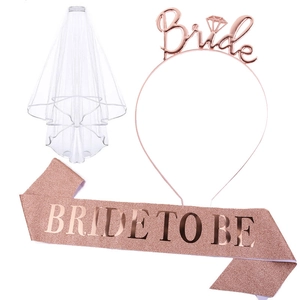 Ensemble de mariée avec voile blanc, serre-tête rose doré et écharpe rose