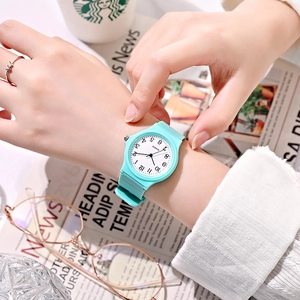Nahaufnahme hellblaue Quarzuhr mit Silikonarmband am Handgelenk im Freizeit-Stil