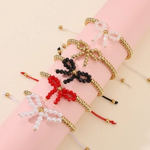 Detail von verstellbaren, handgefertigten Perlenarmbändern mit Schleife in fünf Farben