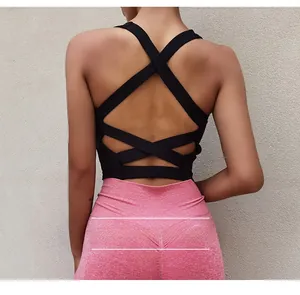 Detail eines schwarzen Sport-BHs mit Cross-Back-Design und hochelastischem Gewebe
