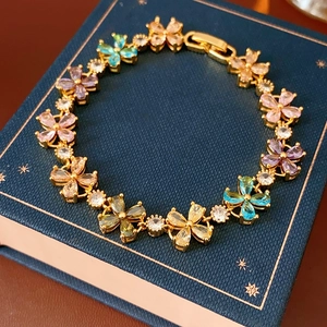 Detailaufnahme des bunten Blumenarmbands auf einer edlen dunkelblauen Schmuckschatulle