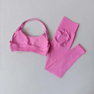 Dettaglio completo sportivo rosa senza cuciture con vita a coste e tagli cut-out