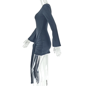 Détail de la robe mini plissée bleu foncé avec cordon latéral et maille fine