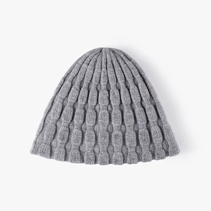Dunkelgraue Strickmütze mit Wabenmuster und Rippenstruktur für warme Wintertage
