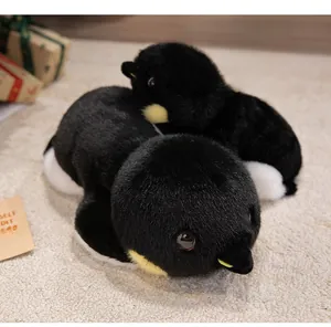 Détail d'une peluche de manchot montrant la texture douce de la fourrure sur un tapis