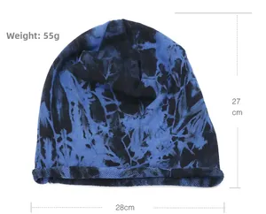 Bonnet en maille tie-dye bleu et noir avec dimensions de 28 cm de large et 27 cm de haut