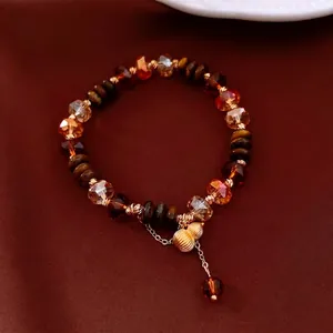 Bracelet vintage en perles d'oeil de tigre avec pendentif gourde en or plaqué