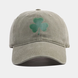 Dettaglio del cappellino vintage in cotone lavato con motivo a trifoglio ricamato