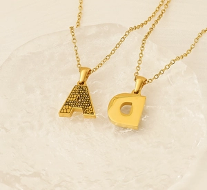 Macro des pendentifs lettres A texturé et d poli en acier inoxydable plaqué or 18 carats