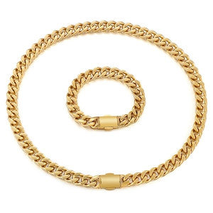 Goldenes Set aus Panzerkette und Armband mit Kastenverschluss auf weißem Hintergrund