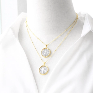 Collar de doble capa chapado en oro de 18k con colgantes giratorios de la Virgen María