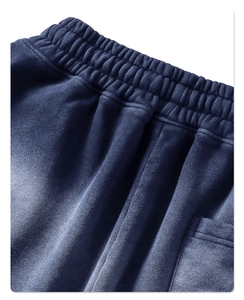 Dettaglio dell'elastico in vita e del morbido cotone per i pantaloncini blu scuro