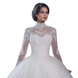 Robe de mariée élégante en dentelle à manches longues avec col montant et jupe en tulle