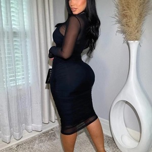Détail d'une robe midi noire en maille avec coupe moulante et textures froncées élégantes