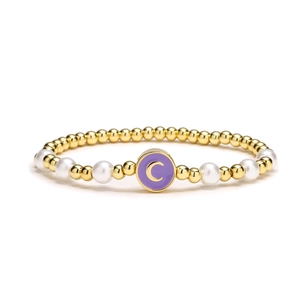 Bracelet extensible perlé doré avec perles blanches et pendentif lettre C en émail violet
