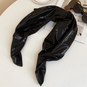Gros plan sur le foulard noir brillant Y2K en soie liquide avec une finition lisse