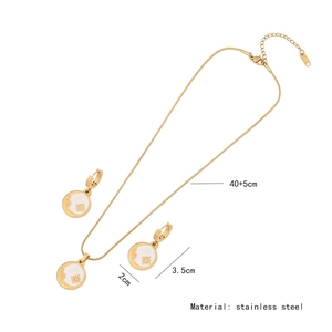 Dettaglio del set collana in acciaio dorato con ciondolo luna e indicazioni delle misure
