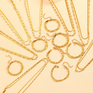 Colliers et bracelets dorés avec étoiles et cœurs sur fond pêche doux en vue à plat soignée