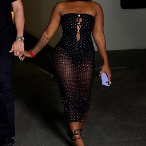 Détail de la robe noire bustier avec découpes circulaires et ornements en strass brillants