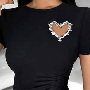 Haut noir femme avec découpe cœur, bordure en strass et détails froncés à la taille