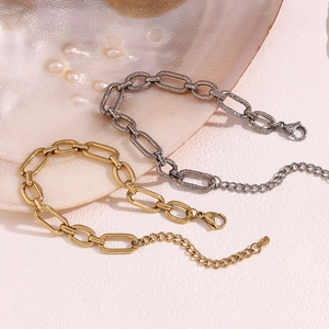 Détail de bracelets trombone en or 14K et argent avec fermoir mousqueton et extension