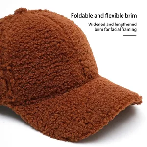 Casquette de baseball marron en polaire à large bord incurvé pour chaleur et contour visage