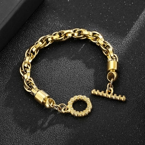 Gros plan d'un bracelet gourmette en acier titane doré avec fermoir à bascule OT fonctionnel