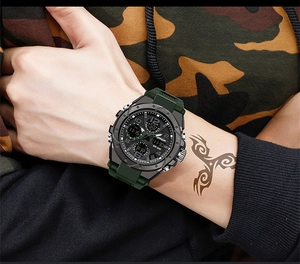 Orologio sportivo a doppio display con cinturino in silicone verde indossato all'aperto