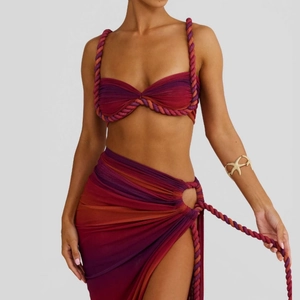 Détail de l'ensemble de plage avec dégradé, bretelles en corde et bracelet étoile de mer